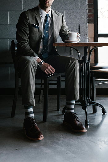 Omul care stă pe scaun, costum de designer, cafea, Chic Cafe, Tinuta eleganta, ținută formală, șosete în dungi, pantofi de piele, ceas, Cadru modern, om elegant