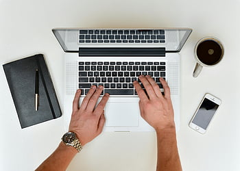 bärbar dator, person som använder laptop, arbetsyta, kaffekopp, smartphone, anteckningsbok, penna, skrivbord, händer att skriva, armbandsur, toppvy