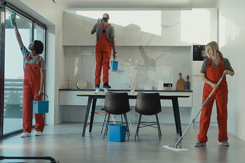 rengøring, spisestue, gruppe af rengøringsmidler, Røde uniformer, tørre, Tørrende glas, moderne spisestue, Rengøringsservice, Professionelle rengøringsmidler, indendørs rengøring, Rengøring af hjemmet
