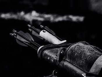 Setas; flechas, tremor, equipamento de arco e flecha, foto em tons de cinza, Preto e branco, foto dramática, estojo preto, seta, tiro com arco, Esportes ao ar livre, Caçando