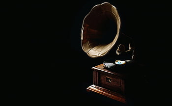 hnědý gramofon, Vintage Charm, Klasický gramofon, gramofonová deska, tmavá atmosféra, Retro hudební přehrávač, starožitné zvukové zařízení, staromódní zvukový systém, Historické zvukové vybavení, Klasický hudební přehrávač, Vintage zvukové zařízení