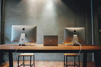 เงิน imac, จอภาพคู่, โต๊ะไม้, สำนักงานมินิมัลลิสต์, พื้นที่ทำงานร่วมสมัย, คอมพิวเตอร์แอปเปิ้ล, การติดตั้งโต๊ะที่ทันสมัย, การตั้งค่าคู่, สภาพแวดล้อมในสำนักงาน, ทำความสะอาดพื้นที่ทำงาน, เทคเวิร์กสเปซ
