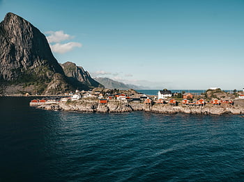 lofoten inseln, Norwegen, Küstendorf, rote Häuser, Bergkulisse, Fjord, Panoramablick, landschaftlich reizvolle Landschaft, Norwegische Landschaft, natürliche Schönheit, Häuser am Wasser