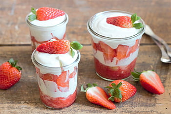 strawberry, tiramisu, dessert, strawberries, meal, cute, yogurt, cream, glass, yummy, sweet