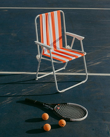 sedia da spiaggia, campo da tennis, racchetta da tennis, Palline da tennis, sedia a strisce, Corte blu, sport rilassati, sport all'aperto, attrezzatura sportiva, tema del tennis, Scena sportiva