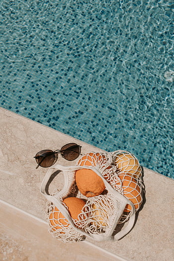 Cesto di frutta arancione, bordo piscina, Setup estivo rilassante, arance, occhiali da sole, vacanza, tempo libero, piscina, estate, cesto di frutta, occhiali da sole in piscina