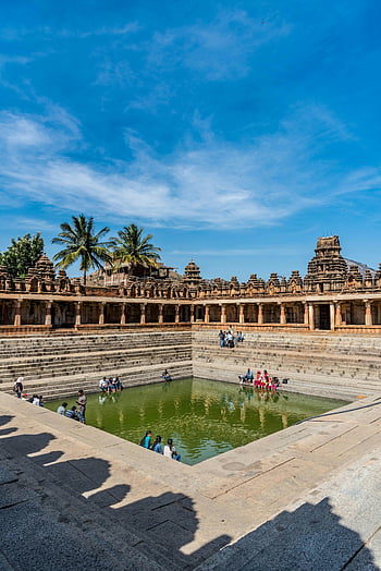 Bhoga Nandeeshwara 사원, 역사적인 물 연못, Nandi India, 고요한 아름다움, 앉아있는 사람들, 사원 건축, 문화 유산, 고대 건축, 여행 목적지, 관광 명소, 자연미