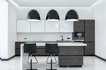 moderní kuchyně, Minimalistická kuchyně, Prostorná kuchyně, Elegantní osvětlení, Stylová kuchyně, moderní interiér, Kuchyňské nábytek, kuchyně design, Současná kuchyně, kuchyňský ostrov, černá přívěsek světla