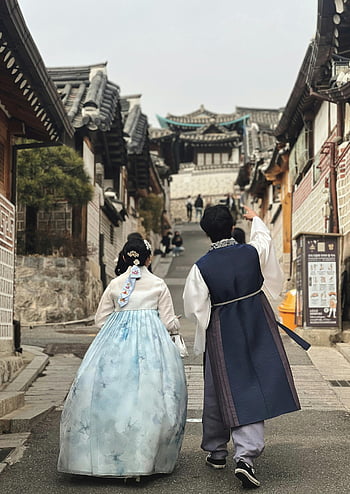 Hanbok coreani tradizionali, coppia, bukchon hanok village, Corea del Sud, strade affascinanti, costumi tradizionali, vicolo, Abbigliamento culturale, villaggio storico, Moda coreana, vestito tradizionale