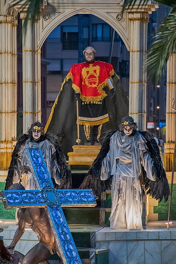 イースター、 ロルカ、 悪魔、 堕天使、 クルス、 王位、 劇場、 スーツ、 パレード