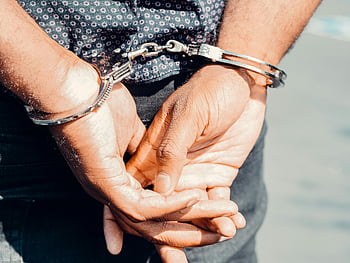manette, avvicinamento, maschio adulto, mani, forze dell'ordine, giustizia, simboleggia, restrizioni in metallo, arresto, penale, detenzione