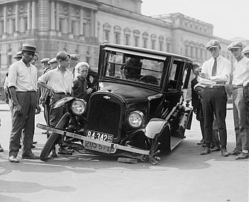 Vintage bilulykke, tilskuere, 1920'erne byindstilling, gråtonebillede, ødelagt bil, vintage bil, gruppe af mennesker, bilulykke, Historisk foto, urban scene, 1920'ernes mode