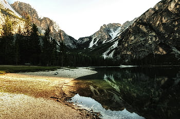 horské jezero, Serene Lake, Odraz východu slunce, Vrcholní reflexe, stromy reflexe, tělo z vody, Sunrise scéna, přírodní krajina, klidné scény, horské scenérie, břeh jezera