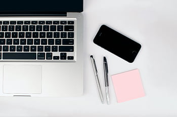 macbook, pera, chytrý telefon, růžový lístek s poznámkou, bílý stůl, Moderní pracovní prostor, pohled shora, kancelář nastavení, Nástroje produktivity, minimalistický stůl, Techno příslušenství