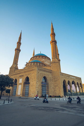 Mohammad Al-Amin Mosque, Beirut, blue dome, minarets, majestic view, iconic architecture, Islamic architecture, religious building, Middle East, Lebanon, mosque exterior