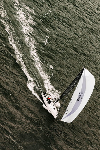 Segelboot, Bucht von San Francisco, Luftaufnahme, Wasserrennen, weißes Segel, Dynamischer Schuss, Leute, die reiten, Gewässer, Segelwettbewerb, USA 32, Segelbootrennen