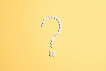 pills, question mark, white pills, vibrant yellow background, arranged pills, medical concept, health query, pharmaceutical symbol, minimalist design, creative arrangement, 疑问符号