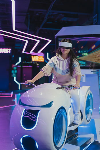 žena, virtuální realita, vr sluchátka, futuristický simulátor, Neonové prostředí, interaktivní zkušenost, technologie, zábava, simulátor jízdy, pohlcující zkušenost