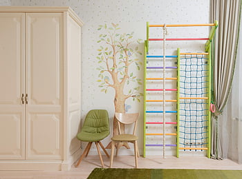 kamar bermain, Dinding panjat berwarna -warni, mural pohon, ruang bermain yang nyaman, kursi, dinding cahaya, desain interior, ruang anak-anak, lukisan dinding, struktur pendakian, kursi kayu