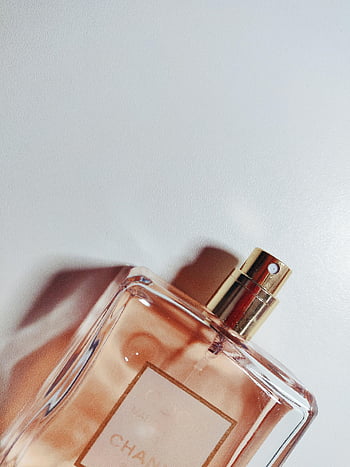 parfémy láhev, detailní fotografie, Stylový parfém, Obsazení stínů, Snímky životního stylu, Chanel parfém, láhev na vůně, Luxusní parfém, kosmetický výrobek, Elegantní láhev, zlatá čepice