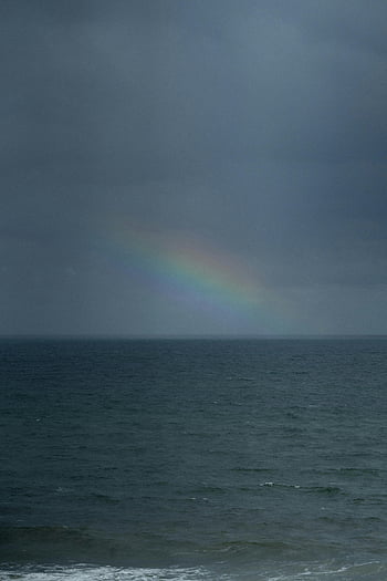 duha, přímořská krajina, oceán, zatažená obloha, slabá duha, uklidňující scéna, vzdálená duha, pohled na oceán, duha přes vodu, Serene Seascape, Duha ve vzdálenosti