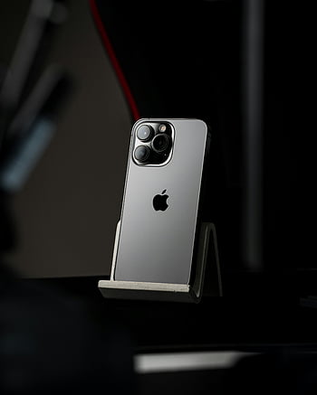 iphone, chytrý telefon, stojan, tmavé pozadí, minimalistický design, moderní technologie, jablko zařízení, objektivy, elegantní design, technický gadget, Přehlídka produktu
