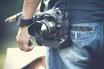 선택적 초점 사진, 남자, 블랙 니콘 DSLR 카메라, 사진 작가, 캐주얼 데님 청바지, 손목 시계, 옥외, 사진술, 카메라, 렌즈, 니콘 d90