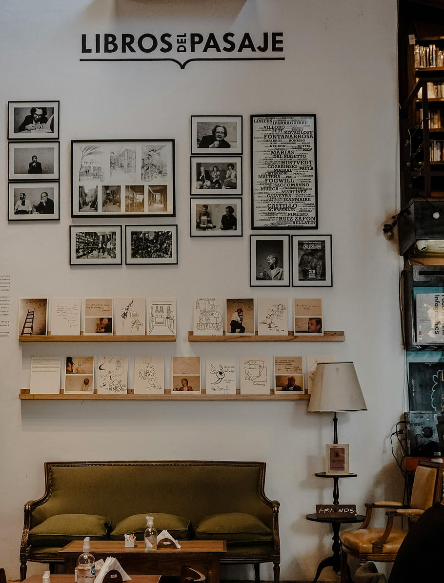 Libros del Pasaje, Knihkupectví Buenos Aires, zarámované umění, vinobraní výzdoba, vřelá atmosféra, regály, Sbírka zdi, Vzhled interiéru, Útulné sezení, galerie umění, Literární prostor