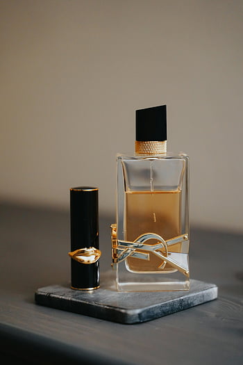 زجاجة عطر زجاج،  أحمر الشفاه،  العطور الفاخرة،  أناقة،  أسلوب،  موضه،  جمال،  قريب،  مستحضرات التجميل الراقية،  منتجات التجميل،  العطر
