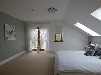 moderne soveværelse, ovenlys, Blød indretning, naturlig belysning, Rummeligt værelse, Åbn gardiner, moderne design, hyggeligt interiør, loftsplads, neutrale farver, dekorative puder