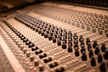 Konzola pro míchání zvuku, Analogový zvukový mixér, zvukové studio, knoflíky a posuvníky, Podrobný pohled, Šedý a černý mixér, audio zařízení, hudební produkce, nahrávací studio, Kontrola zvuku, studiový mix