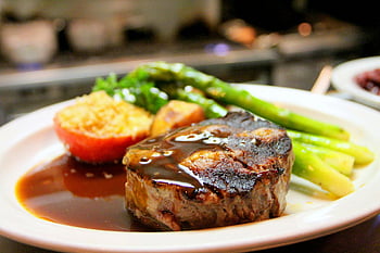 hovězí steak, omáčka, grilovaný steak, chřest, rajče, Bohatá omáčka, deska, selektivní zaměření, chutné jídlo, steak večeře, grilované maso