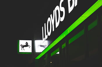 Lloyds Bank, Placas de neon, néon verde, néon branco, céu noturno, sinalização bancária, Sinalização Lloyds, letreiro iluminado, noite escura, instituição financeira, exterior do edifício