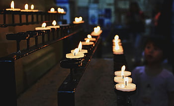 beyaz tealight mumlar, yanan mumlar, kilisenin iç, Metal Stand, gece ortamı, tefekkür ruh hali, sakin ortam, mum ışığında, dini atmosfer, iç aydınlatma, manevi sahne
