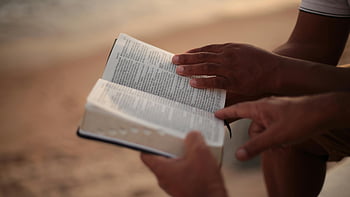 聖書、 手、 聖書を開く、 ビーチ、 信仰、 調査、 閉じる、 読む、 勉強する、 スピリチュアル、 宗教