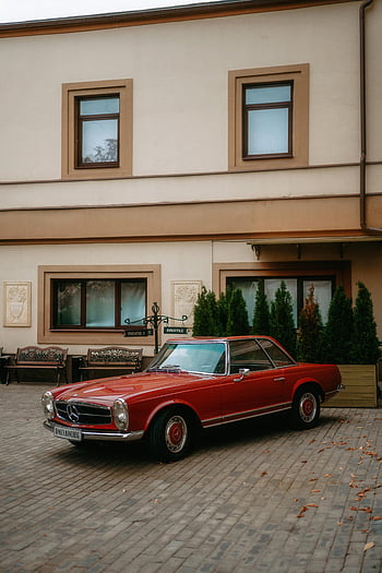 Παλιά κόκκινα Mercedes, κλασικό αυτοκίνητο, σταθμευμένο, μπεζ κτίριο, φυτά, πάγκοι, vintage αυτοκίνητο, υπαίθρια σκηνή, αστικό περιβάλλον, κόκκινο εξωτερικό, κλασικό mercedes
