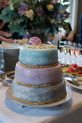 háromrétegű torta, dekoratív gyöngyök, virág díszítés, Esküvői torta, különleges rendezvénytorta, háromlépcsős torta, táblázat beállítása, elegáns sütemény, ünnepi sütemény, ünnepi torta, torta díszítés
