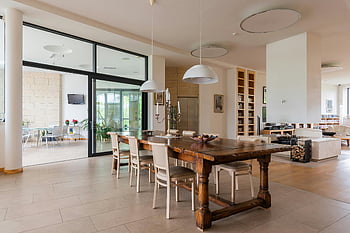 tágas lakás, étkező, faasztal, elegáns dekoráció, modern design, elegáns étkező, nagy ablakok, nyitott elrendezés, kortárs bútorok, belsőépítészet, élettér