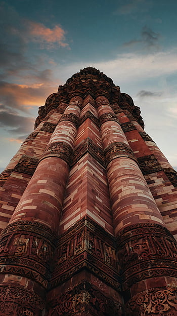 qutub minar, nízký úhel pohledu, spletitý detail, majestátní výška, hnědá betonová budova, modrá obloha, historické památky, Architektonický zázrak, Dillí, Indie, západ slunce