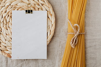 pişmemiş spagetti, boş tarif kartı, Rustik kumaş arka plan, düz yatıyordu, Mutfak masa, bağlı makarna, boş kağıt, hasır placemat, yemek hazırlığı, yemek fotoğrafçılığı, makarna paketi