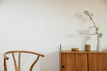 sedia di legno, mobile in legno, stanza minimalista, arredamento moderno, tavolo di legno, vaso con fiori, tazza di tè, interni semplici, design pulito, mobili contemporanei, Sfondo della parete bianca