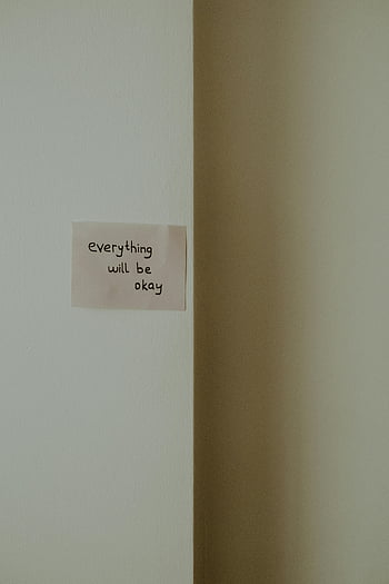 motivációs jegyzet, minden rendben lesz, minimalista fal, pozitivitás, ihlet, fal művészet, motivációs idézet, pozitív üzenet, fali dekoráció, egyszerű design, felemelő szavak