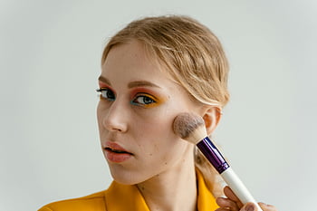 Frau, die Rouge aufträgt, Make-up Pinsel, Buntes Lidschatten, Schönheits-Tutorial, Make-up-Anwendung, Schönheitslook, Maskenbildner, Schönheitstipps, Make -up -Techniken, Schönheitsfotografie, Make-up-Inspiration