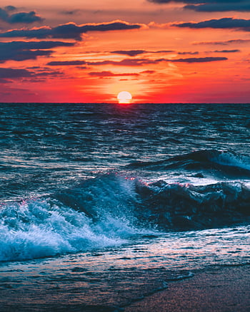 zonsondergang, oceaan, rustig, dramatische wolken, zachte golven, strand, zee, horizon, natuurlijke schoonheid, avond, kustlandschap
