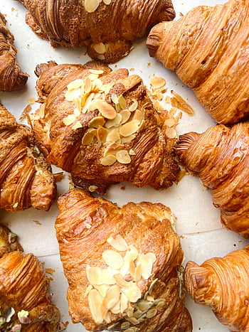 Cornetti, scaglie di mandorle, strati dorati, Croissant a mandorle, pasticcini allettanti, pasta sfoglia, dolci da forno, pasticcini per la colazione, pasticcini francesi, Croissant di mandorle, arte pasticcera