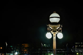lampada posta accesa, lampione ornato, fotografia notturna, contesto urbano, Splendidamente illuminato, illuminazione decorativa, illuminazione stradale, scena notturna, illuminazione esterna, lampione, luci della città