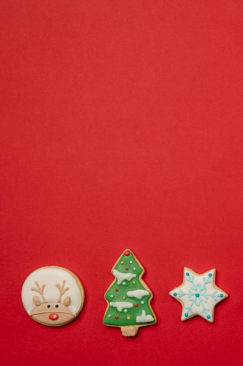 vánoční cukroví, Tradiční vánoční sušenky, poleva zdobená cookies, Sobní cookie, stromové sušenky, Snowflake Cookie, Barevné vánoční sušenky, Červené pozadí, Slavnostní cookies, prázdninové dárky, vánoční dárky