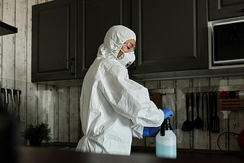 PPE, fehér PPE, egészségügyi dolgozó, fertőtlenítő permetezés, konyhai környezet, Covid-19 világjárvány, spray-palack, védőfelszerelés, tisztítás, biztonsági intézkedések, egészségügyi biztonság