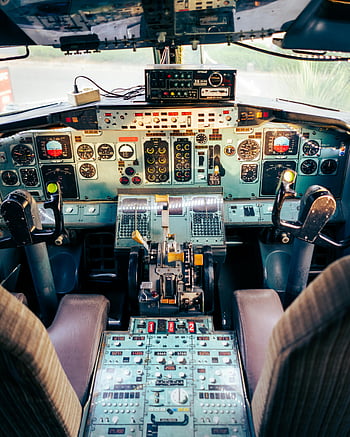 kokpitu letadla, pilotní kabina, ovládací panely, nástrojů, detailní pohled, interiér letadla, řízení letu, Letecké vybavení, Kokpitové nástroje, palubní deska letadla, pilotní sedadlo