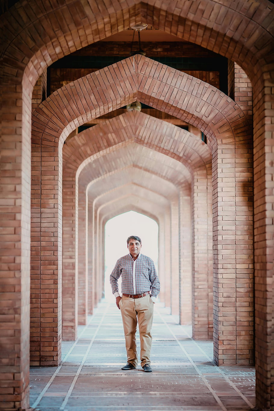muž stojící, betonové oblouky, Starověký cihlový oblouk, Lahore architektura, architektonické krásy, Cihská chodba, historické místo, Muž v Archway, kulturní dědictví, městského průzkumu, cestovní fotografie